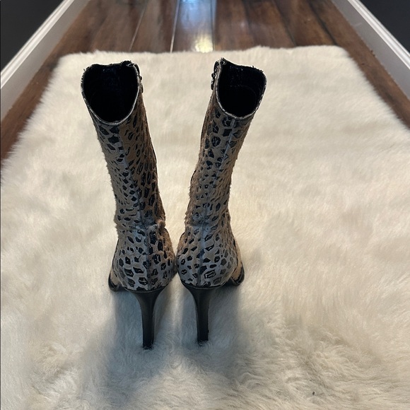 Elegant Leopard Print Heeled Boots - Picture 4 of 10